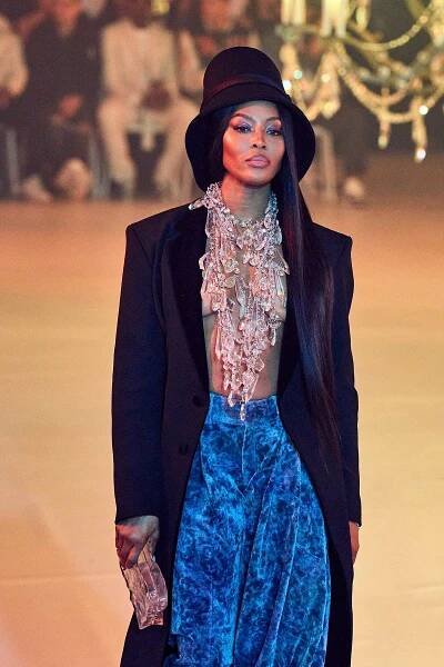 Stále je královnou přehlídkových mol: Naomi Campbell (51) si troufla na model, který odhaloval prsa