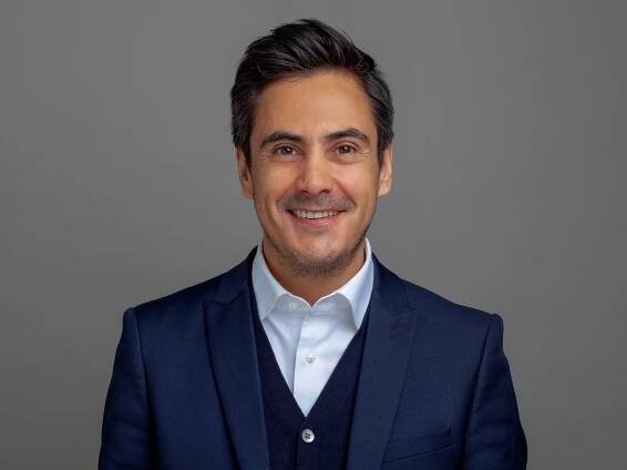 Roberto Headshot colour full frame.jpg