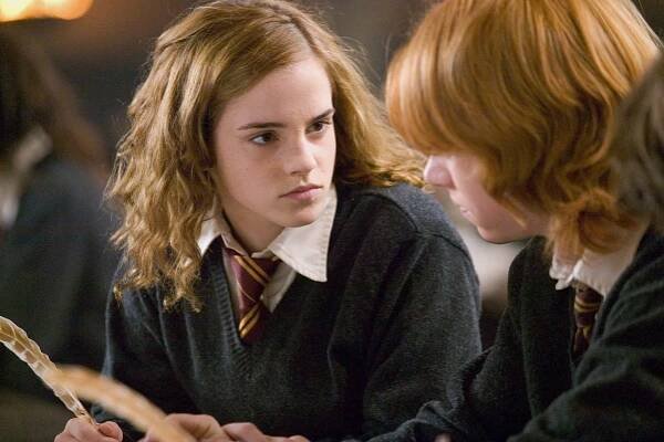 Ron zve Hermionu na ples