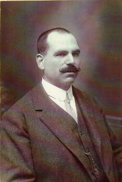 Fundador. Manuel Aguilar Espejo. Hermanastro de Luis Aguilar.