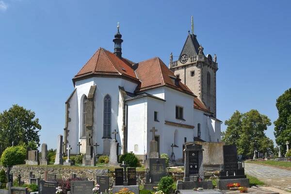 Soubor:Budišov - kostel Panny Marie, pohled od SV, 2024-06, obr02.jpg