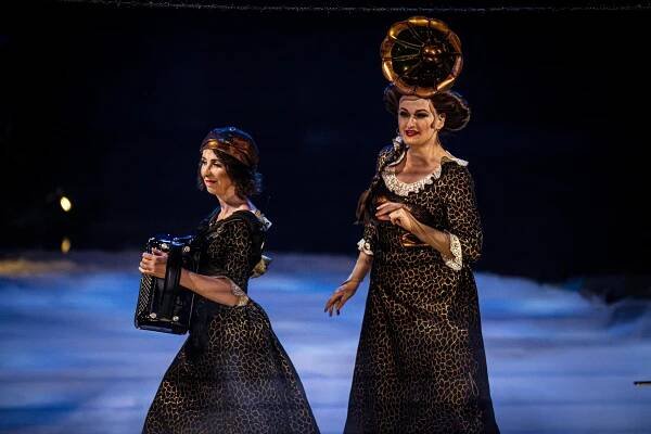 Úspěch muzikálové zpěvačky z Brna: Září už ve druhém představení prestižního Cirque du Soleil. Na hlavě má gramofon