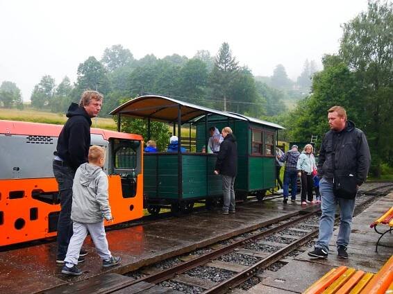 Jak si tatínci s dětmi užili lesní železničku v Rajnochovicích? Podívejte se