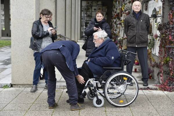 FOTO: Jana Kačera přivezli na kolečkovém křesle. – stránka 8