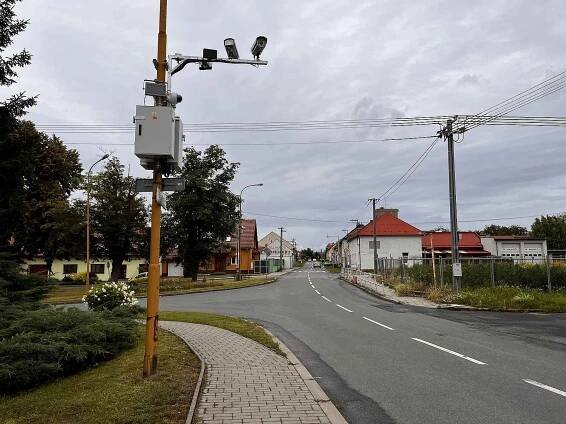 Otrokovice mají první radar. Řidičům měří rychlost v Kvítkovicích.