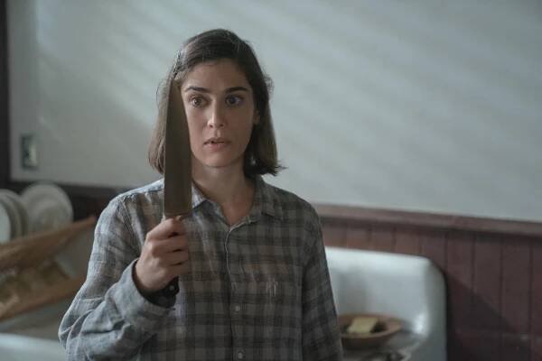 Lizzy Caplan - Actress
