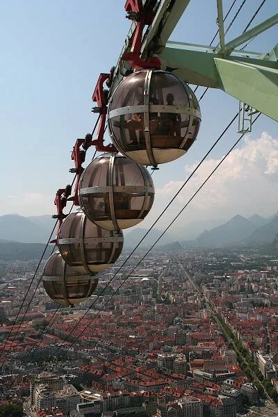 Soubor:Grenoble cable cars view from Bastille.jpg – Wikipedie