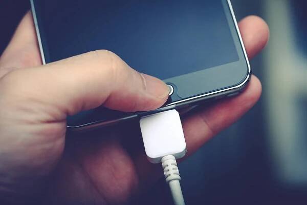 Čechům mobilní telefon moc nevydrží. Neumí ho totiž správně nabít a rychle si zničí baterii - AAzdraví.cz