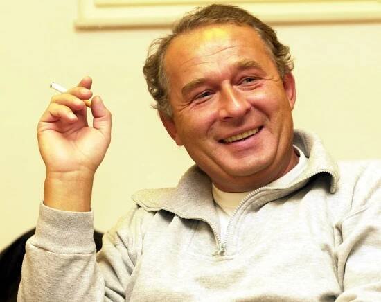  V 80. letech patřil k hereckým idolům, po nichž ženy šílely, jemu se však líbili muži.