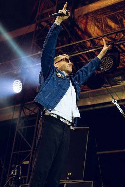 Macklemore nenechal na Goulding a Burna Boyovi nit suchou a rozjel největší show letošních Colours