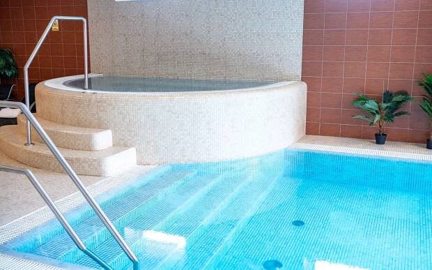 Beskydy poblíž aquaparku: Hotel Hukvaldy *** s polopenzí, wellness a bazénem neomezeně + finská a infra sauna