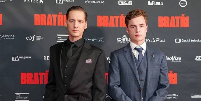 Na premiéře historického dramatu Bratři nechyběli Oskar Hes a Jan Nedbal, představitelé hlavních rolí