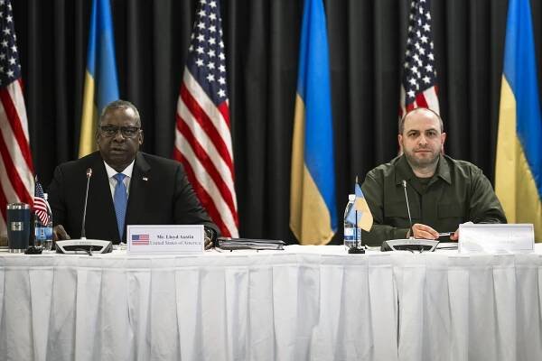 Soubor:Secretary of Defense Lloyd Austin and Defense Minister of Ukraine Rustem Umerov address the 15th meeting of the Ukraine Defense Contact Group at Ramstein Air Base, Germany on 19 September 2023 - 230919-D-TT977-0095.jpg