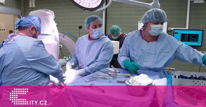FOTO: Brněnští lékaři poprvé v Česku operovali páteř unikátním způsobem