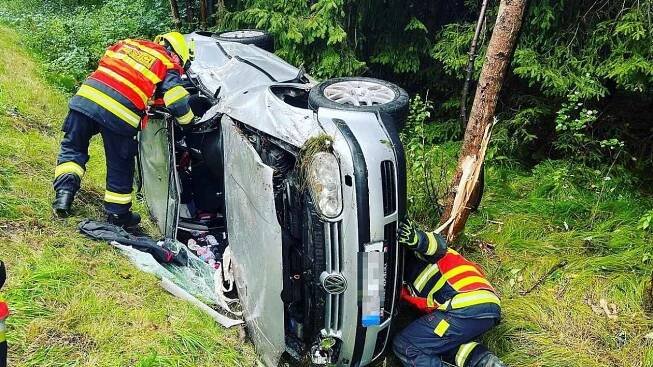 U Zátiší u Rumburku skončilo auto v příkopu, jeho řidička v nemocnici