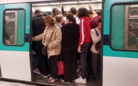 Galerie: Přecpané vagóny, lidé v ulicích. Paříž ochromila stávka dopravců - Galerie - Echo24.cz