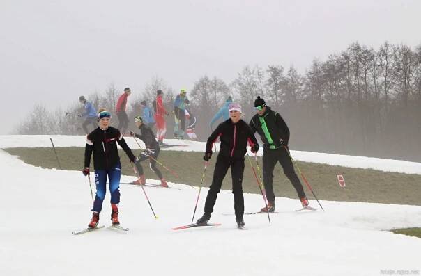 FOTO: Kam na běžky? Třeba do Vejsplach. Okolí tratě ale zimu moc nepřipomíná