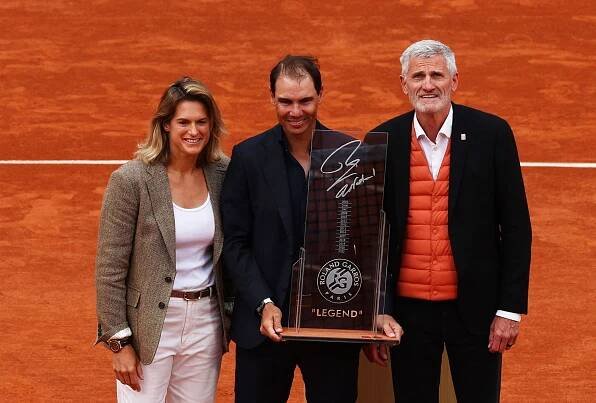 Nadal neudržel slzy, dorazil i Federer. Paříž viděla velkolepou rozlučku šampiona