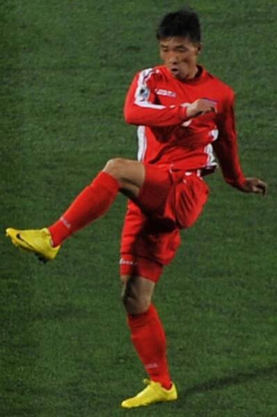 Soubor:Chi Jun Nam, North Korean soccer player at FIFA 2010 World Cup vs. Brasil team. 15 June 2010.png – Wikipedie