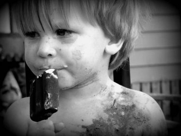 chlapeček se zmrzlinou