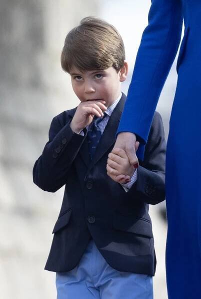 Mnoho vzrušení pětiletému dítěti nepřináší ani velikonoční bohoslužba. Tady to Louis ale zvládl vcelku elegantně s prstem v puse.