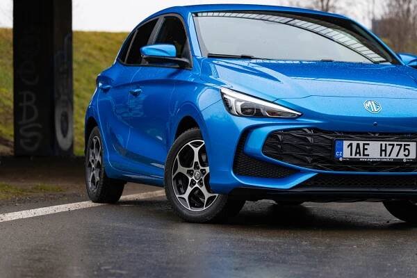 Čínská Fabia má 195 koní, žere pod pět litrů a stojí méně než půl milionu. Otestovali jsme hybridní MG3