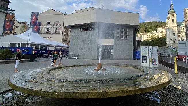 Vřídlo, když bylo po dobu rekonstrukce mimo budovu | Krušnohorci