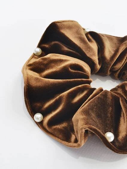 Velvet scrunchie with pearls