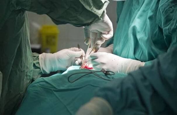 Muž trpěl devět let. V břiše mu zůstal chirurgický nástroj