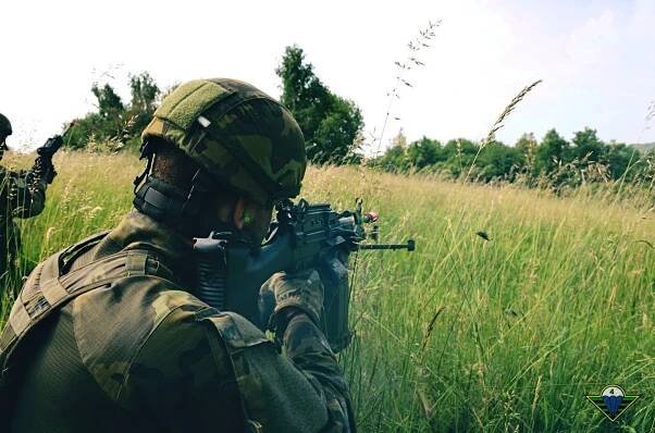Výsadkáři dřou na cvičení v Doupově. Také vojenská policie