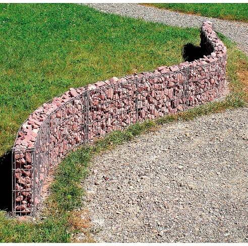 Geschwungene Gabionen-Mauer aus Metallgitter mit Steinen als Beet- oder Garteneinfassung.