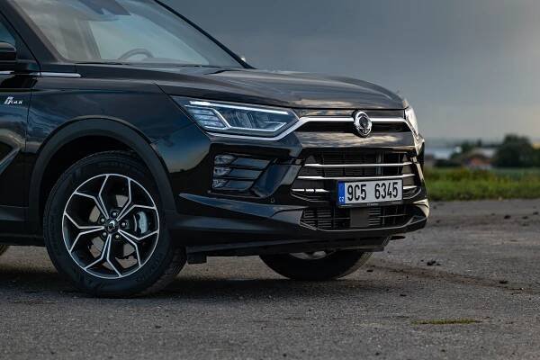 Korejské SUV SsangYong Korando má větší kufr než Karoq a vyjde levněji. Jen si řekne o víc benzinu