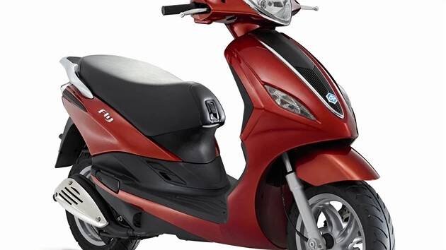 Piaggio Fly 125 3V:  Tradiční výrobce italských skútrů  představil pro letošek nový tříventilový motor, který vyniká  hospodárným provozem a dobrou dynamikou. V modelu  Fly je spojený s krásným designem, ale i vysokou mírou  bezpečnosti díky kotoučovým brzdám vpředu i vzadu. Celkové rozměry zpříjemní jízdu i pro vyšší postavy.  Cena: 56 990 Kč