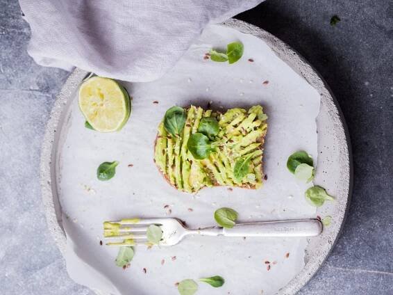 tostada con guacamole real fooding de carlos rios