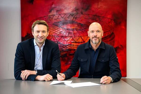 Simon Rolfes and Erik ten Hag signing documents.