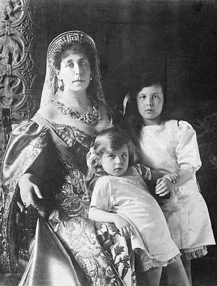 Soubor:Grand Duchess Victoria Feodorovna and her two daughters.jpg – Wikipedie