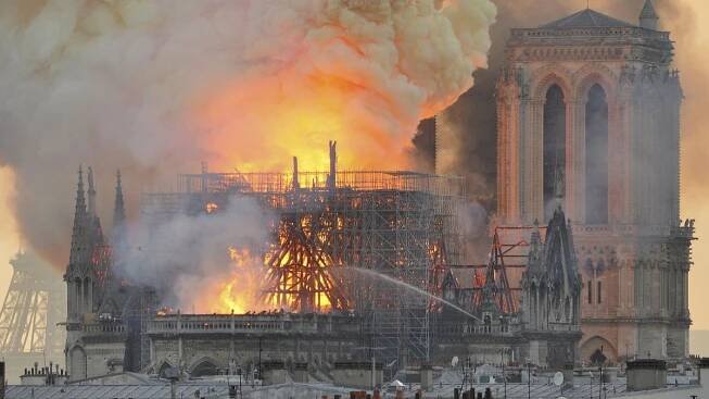 Sedm otazníků zkázy Notre-Dame: Požár hlásili dvakrát, proč 23 minut nikdo nehasil?