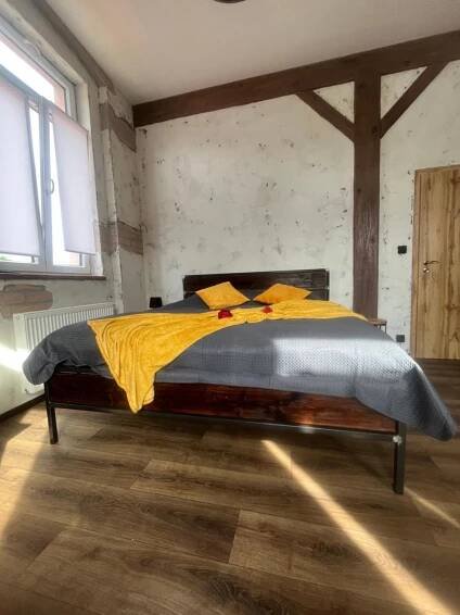 Tempat tidur dalam kamar di Apartmány v Podzámčí v blízkosti zámku Blatná