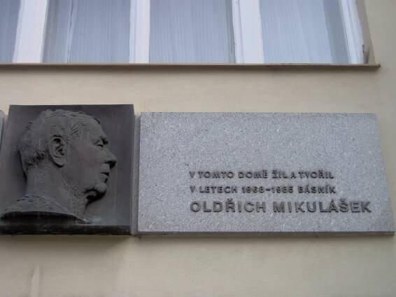 Soubor:Brno-Veveří, pamětní deska Oldřicha Mikuláška.jpg – Wikipedie