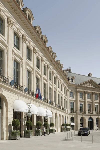Window, Architecture, Facade, Building, Town, Mixed-use, Street, Landmark, Classical architecture, Palace, 