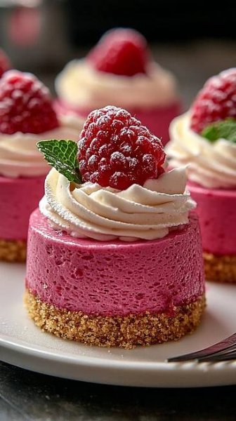 Meilleure recette de mini gâteaux mousseux aux framboises - Etsy France en 2025 | Délicieux desserts, Idée patisserie, Dessert gourmand