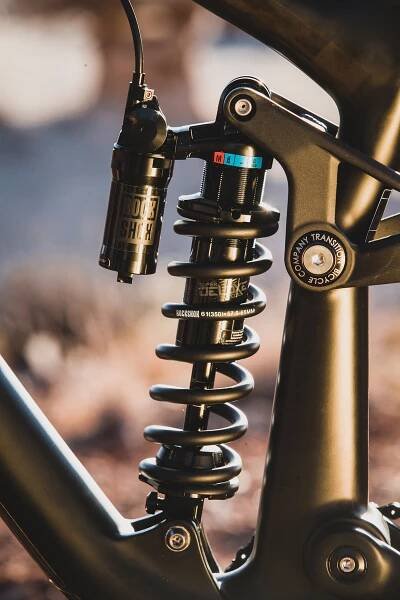 RockShox představil pružinový tlumič Super Deluxe Coil | DoleKOP.COM