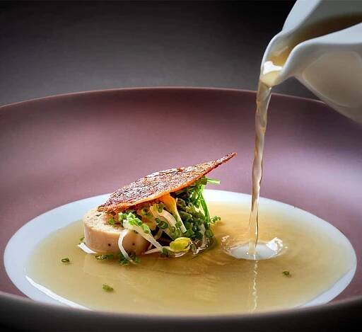 Consommé vom Hausgeflügel mit eigener Crepinette und Wurzelwerk mmr24_3677_p (c) Michael Huber Photography