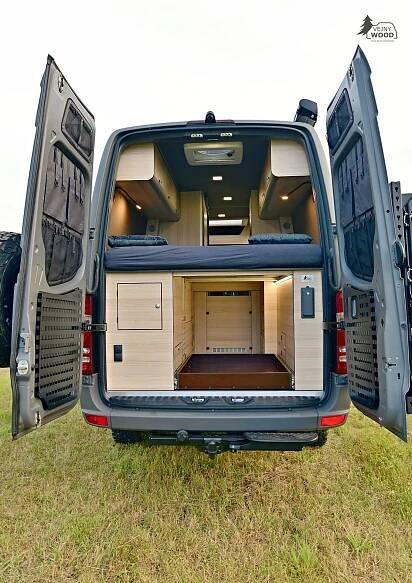 MERCEDES SPRINTER 4x4 L3H2 S ORIGINÁLNÍM NÁSTŘIKEM RAPTOR - VejnyWood