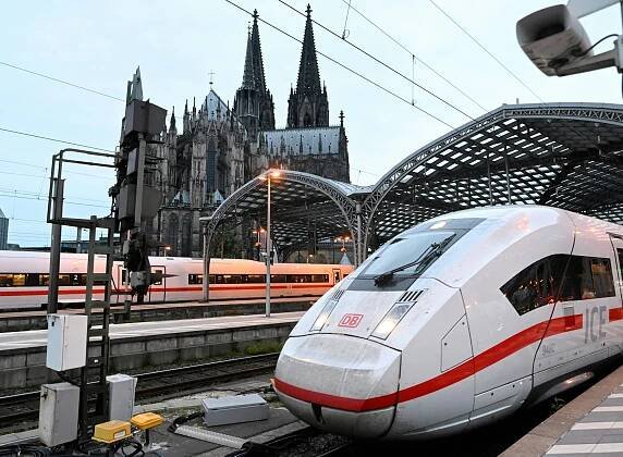 Kölner Hauptbahnhof: Großeinsatz: Mann klettert auf RE1 – für ein Selfie