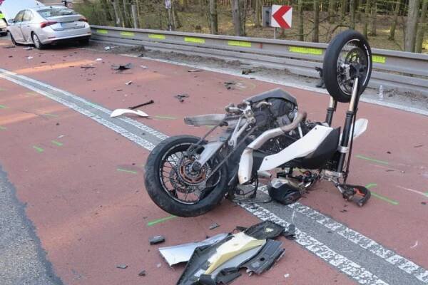 Vážná nehoda u Buchlovic: Srážka motorkáře s osobním automobilem si vyžádala čtyři zraněné - ZLIN.CZ