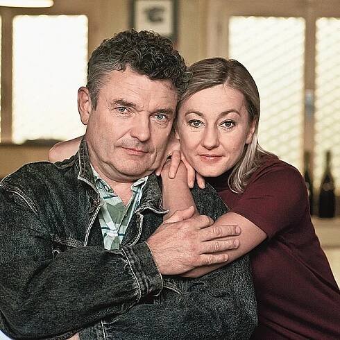 Jiří Štrébl hraje manžela Vandy Hybnerové.