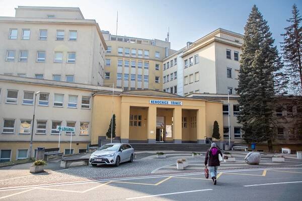 Razie v třinecké nemocnici: Sosnu obsadili policisté, odvedli ředitele Veverku