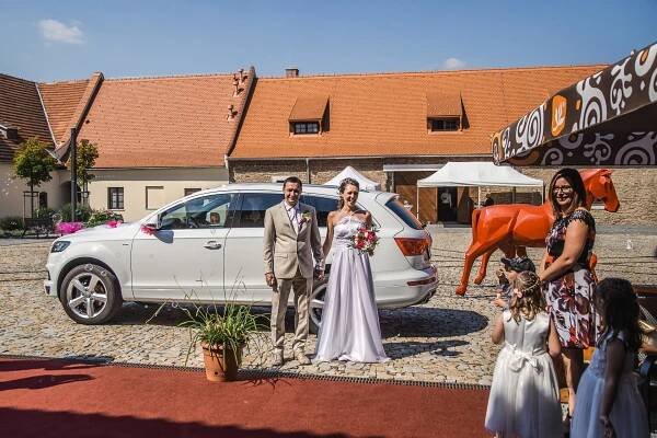 Svatební-fotograf-Praha-Dolní-Počernicerestaurace-Běchovický-dvůr-2779