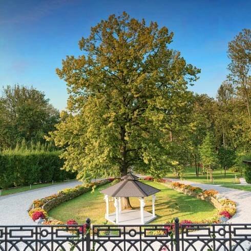 Svatební altánek a pohled na něj ze svatebního sálu v zámečku Petrovice u Karviné